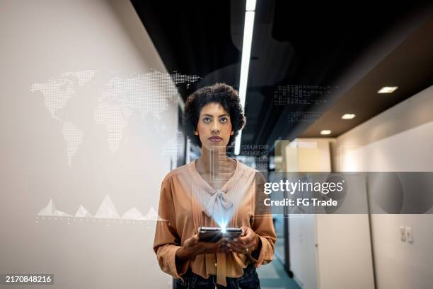 mujer de negocios mirando un holograma en la oficina - holographic-map fotografías e imágenes de stock