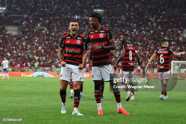 Giorgian de Arrascaeta of Flamengo celebrates with Bruno Henrique after scoring the first goal of his team during the match between Flamengo and...