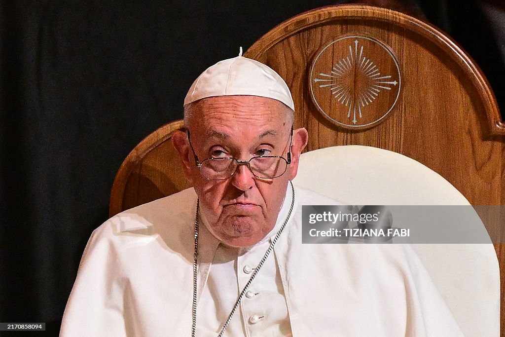 TOPSHOT-SINGAPORE-VATICAN-POPE-RELIGION