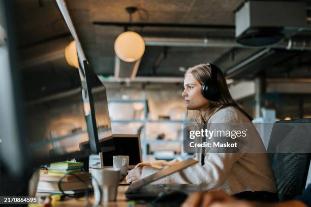 Pro At Using Computers 3,564 Computer Professional Side View Stock Photos, High-Res Pictures ...