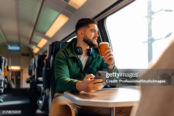 saboreando momentos, saboreando vistas - tren de pasajeros fotografías e imágenes de stock