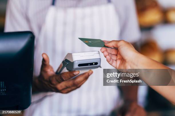 contactless payment in modern retail environment - wenskaart stockfoto's en -beelden