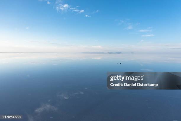 aerial view of salar de uyuni salt flats - salar de uyuni photos et images de collection