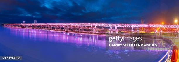 émeute de huelva jetée au coucher du soleil sur l’estuaire de la ria de huelva en andalousie espagne - histoire-sociale photos et images de collection