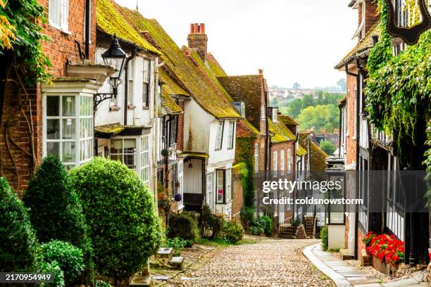 gemütliche englische ferienhäuser in der kopfsteingepflasterten mermaid street in rye, east sussex, großbritannien - historisches bauwerk stock-fotos und bilder