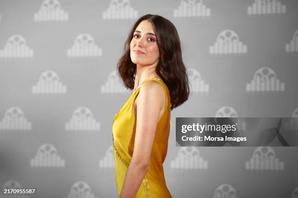 joven actriz sonriente posando contra el telón de fondo - photocall fotografías e imágenes de stock