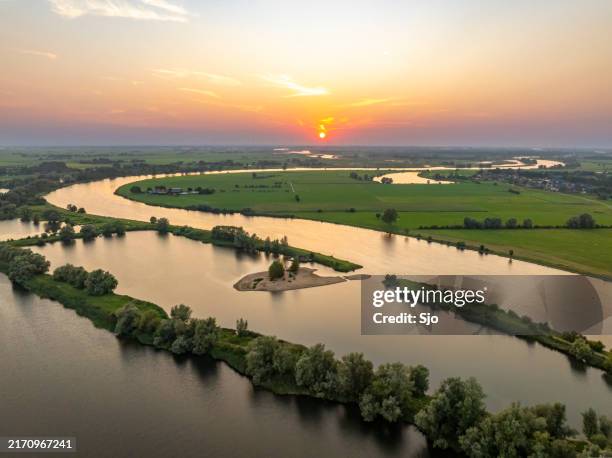 ijssel landscape during sunset seen from above - overstromingsgebied stockfoto's en -beelden