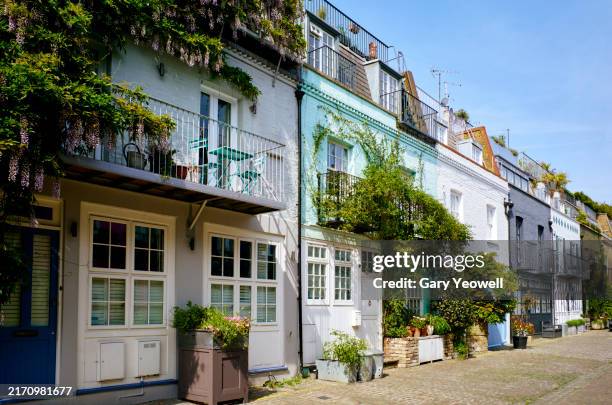 multi coloured traditional mews terraced houses in notting hill, london - notting hill photos et images de collection