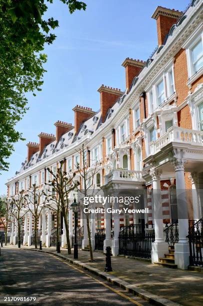 multi coloured traditional terraced houses in notting hill, london - notting hill photos et images de collection