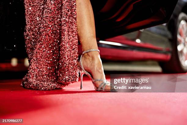 vestido de lentejuelas y sandalia de tacón saliendo del coche - vestido-de-noche fotografías e imágenes de stock