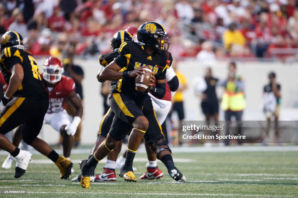 Pin Buff Arkansas-Pine Bluff Golden Lions quarterback Mekhi Hagens during the ...