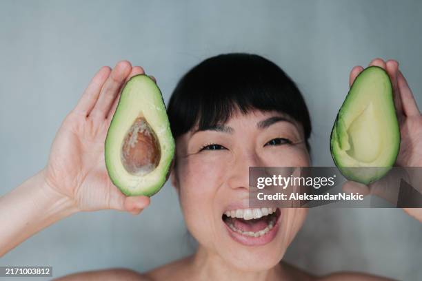 a slice of joy - aceite de aguacate fotografías e imágenes de stock