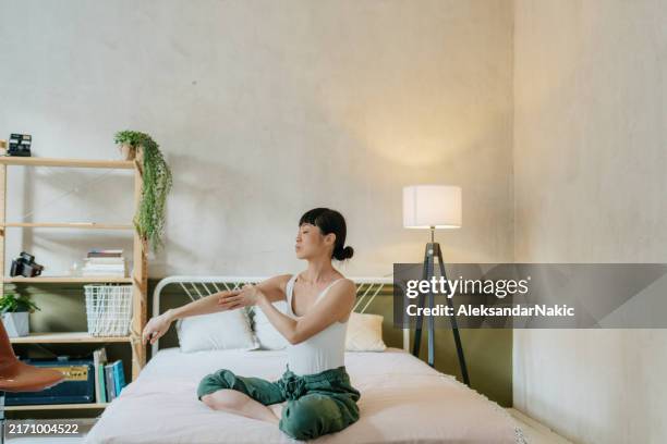 entspannende selbstpflegerituale - massageöl stock-fotos und bilder