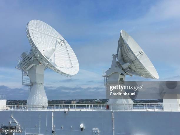 satellite dishes on ship - satelliet stockfoto's en -beelden