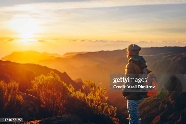 escursionista che saluta il sole sull'isola di madeira. - alba crepuscolo foto e immagini stock