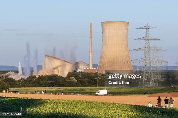 blasting and demolition of the cooling towers of the nuclear power plant grafenrheinfeld/ bavaria, germany - kühlturm stock-fotos und bilder
