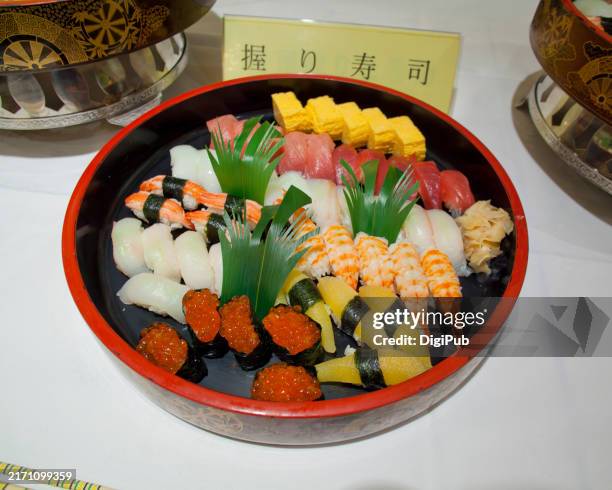 assorted nigiri sushi platter - dashimaki tamago fotografías e imágenes de stock