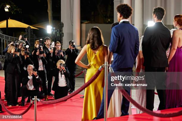 male and female celebrities posing as a group on red carpet - fotografia promocional imagens e fotografias de stock