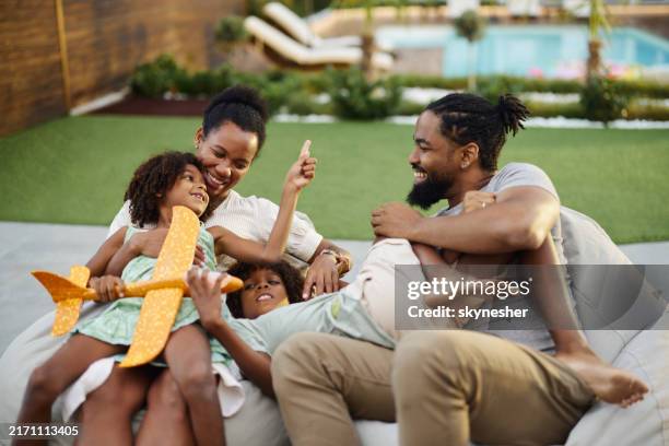 família negra feliz se divertindo no dia de primavera no quintal. - atividades de fins de semana - fotografias e filmes do acervo