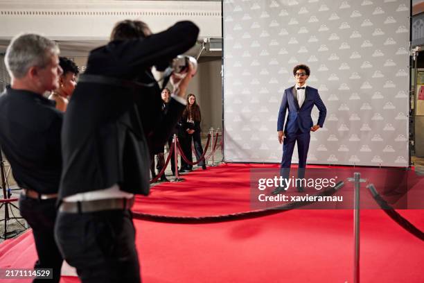 celebrity posing for media portraits at red carpet event - fotografia promocional imagens e fotografias de stock
