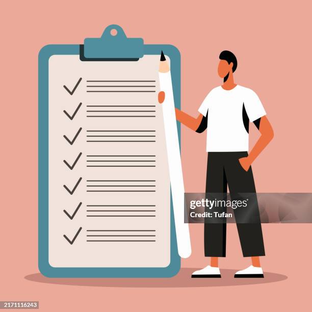 ilustraciones, imágenes clip art, dibujos animados e iconos de stock de lista de verificación de tareas: ilustración de un hombre sosteniendo un lápiz grande junto a un portapapeles gigante con marcas de verificación. una representación visual de la productividad, la gestión de tareas y la organización. adecuado para co - tarea doméstica