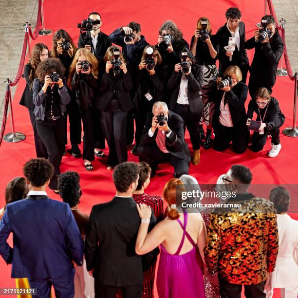 celebrities posing on steps at red carpet event - fotografia promocional imagens e fotografias de stock