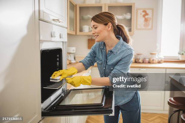 servicio de limpieza - horno fotografías e imágenes de stock