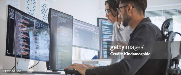 coppia ispanica dell'america latina, sviluppatore di software che utilizza il computer, lavora insieme alla codifica del programma in ufficio a casa. tecnologia di sviluppo del linguaggio di programmazione, concetto di lavoro freelance - programmazione televisiva foto e immagini stock