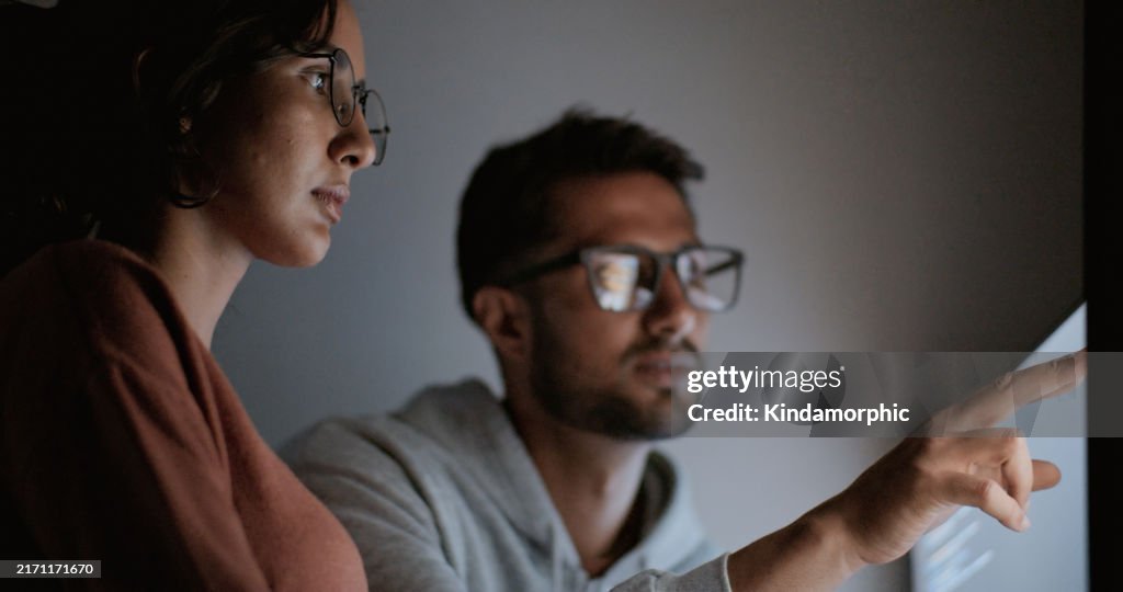 Casal latino-americano hispânico, engenheiro de software desenvolvedor usar computador, trabalhar em codificação de programas juntos em home office. Tecnologia de desenvolvimento de linguagem de programação, conceito de trabalho freelance à noite