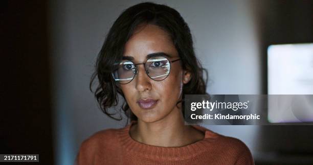 hispanische lateinamerikanische frau, software-ingenieur-entwickler, die computer im homeoffice verwenden, arbeiten nachts an der programmcodierung. programmiersprachenentwicklungstechnologie, konzept der freiberuflichen arbeit von zu hause aus - datenwissenschaftler stock-fotos und bilder