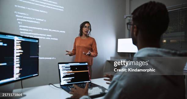 lo sviluppatore ispanico dell'ingegnere del software dell'america latina utilizza la codifica del programma del computer portatile, la presentazione dello schermo di proiezione. sviluppo del linguaggio di programmazione, tecnologia aziendale, concetto di p - programmazione televisiva foto e immagini stock