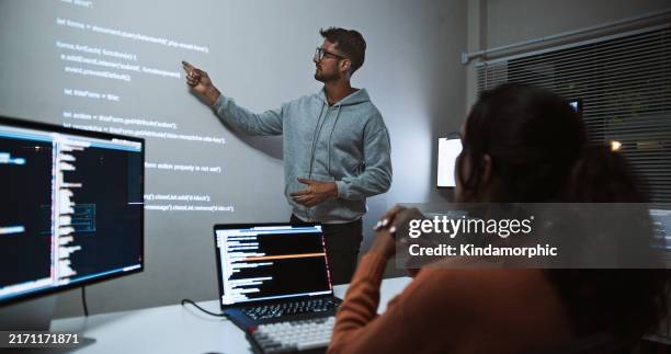 hispanische lateinamerikanische software-ingenieur-entwickler verwenden laptop-computer-programmcodierung, projektionswand-präsentation. entwicklung von programmiersprachen, geschäftstechnologie, nachtarbeit - data science stock-fotos und bilder