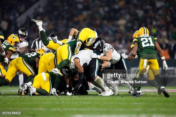 The Philadelphia Eagles run the tush push play during the second quarter of an NFL football game against the Green Bay Packers, at Arena Corinthians...