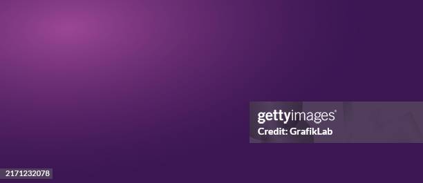 lila verlaufshintergrund mit weichem übergang - purpur stock-grafiken, -clipart, -cartoons und -symbole