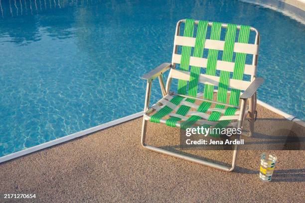 vintage summer background, swimming pool background, webbed chair - bordo piscina foto e immagini stock