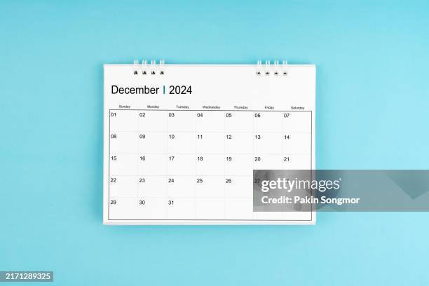 december desk calendar for 2024 year on blue color background. - décembre photos et images de collection