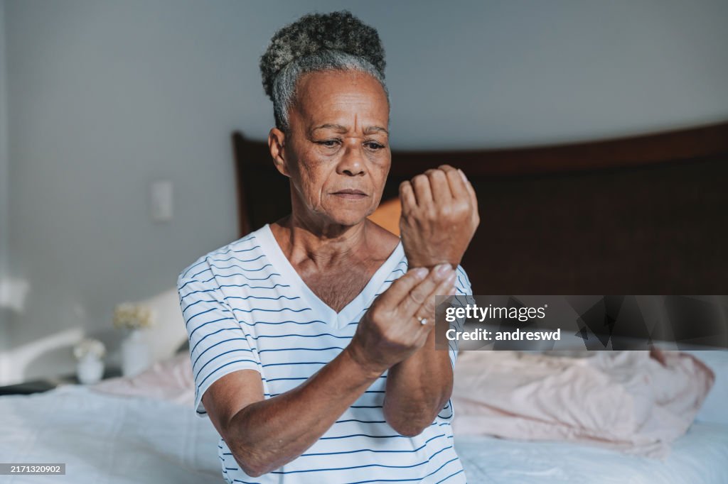 Mujer mayor con dolor en la muñeca