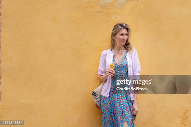 taking a break to enjoy an ice cream on vacation - vestido de verão imagens e fotografias de stock