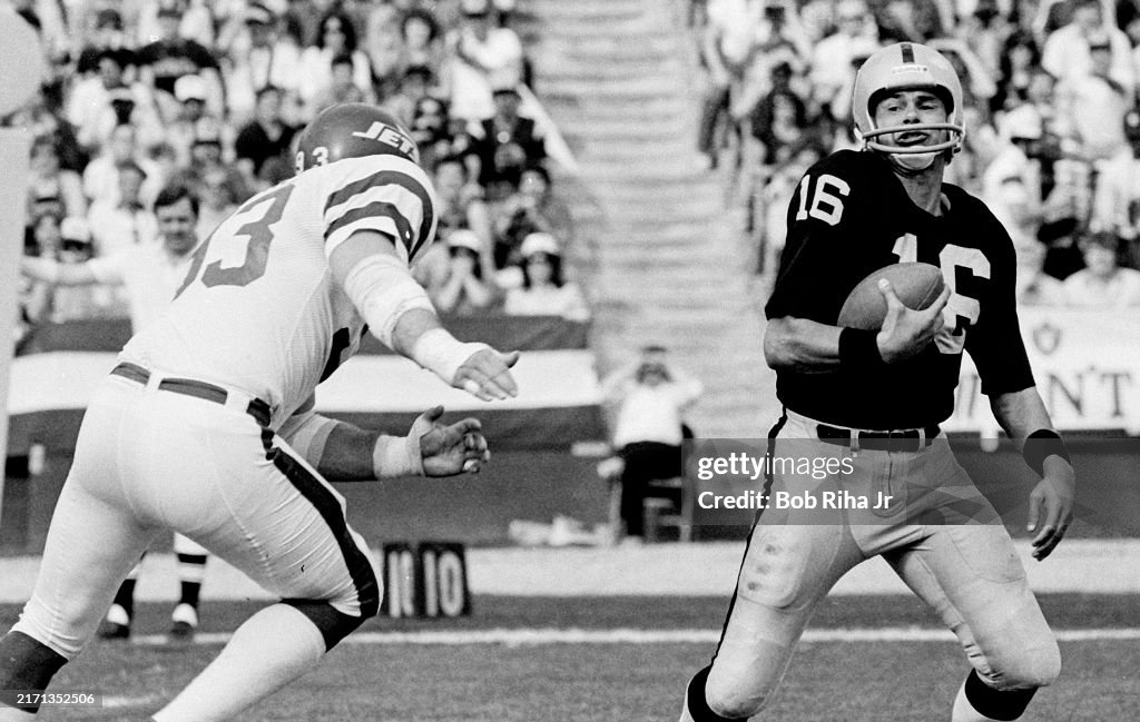 NY Jets Marty Lyons Runs After QB Jim Plunkett