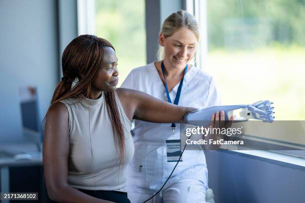 rendez-vous de physiothérapie pour les amputés - amputé photos et images de collection