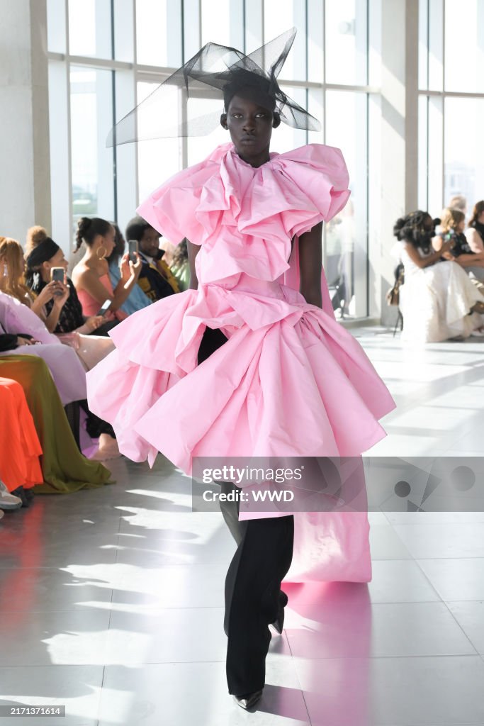 Roksanda London Fashion Week RTW Spring 2025 - Runway