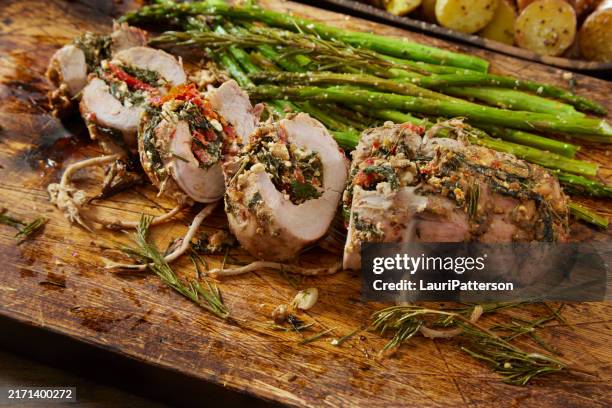 mediterranes gefülltes schweinefilet - schweinebraten stock-fotos und bilder