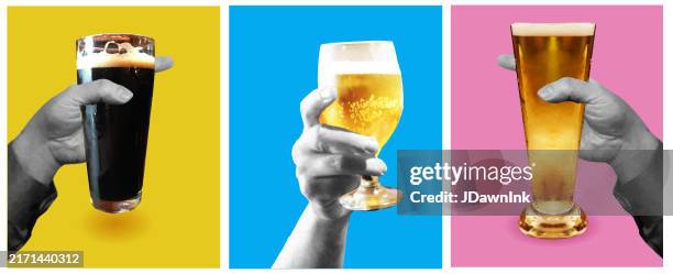 ilustraciones, imágenes clip art, dibujos animados e iconos de stock de conjunto de manos de estilo collage que sostienen vasos de cerveza con colores de fondo pastel planos brillantes - cerveza