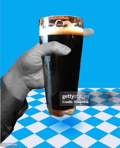 hand im collage-stil, die bierglas mit stout beer und blauem bayerischem diamantmuster hält - beer wallpaper stock-grafiken, -clipart, -cartoons und -symbole