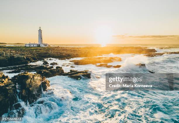 seal point lighthouse in south africa at sunrise. - cabo del este fotografías e imágenes de stock