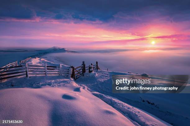 winter sunrise over snow, derbyshire peak district, uk - the bigger picture englische redewendung stock-fotos und bilder