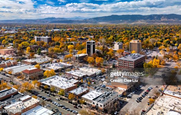fort collins aerial with rocky mountains backdrop during autumn - fort collins stockfoto's en -beelden