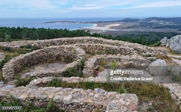 iron age fortified settlement of castro da cidà, galicia, spain - zone géographique historique photos et images de collection