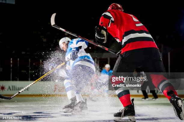 une photo dynamique de joueurs de hockey sur glace en action - hockey photos et images de collection