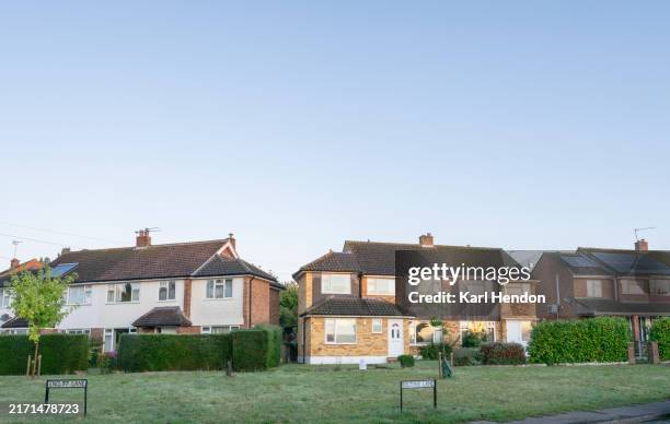 houses and gardens at sunrise - maison jumelée photos et images de collection
